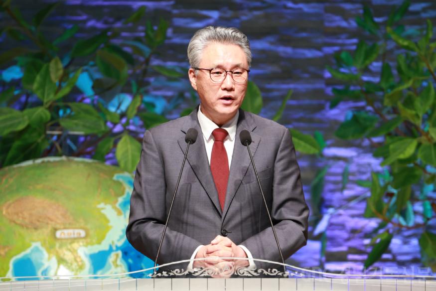 수정된_9_대회장인사_이상택 목사 (2).jpg