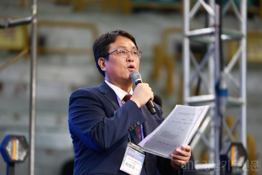 수정된_1_사회 최정규 목사.jpg