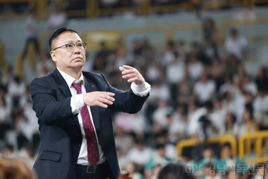 수정된_16_연합찬양대 지휘자 김성언 집사.jpg