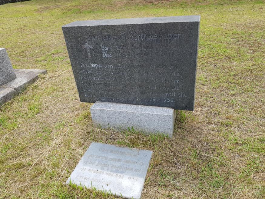 수정_네이퍼 선생 이장전 묘비.jpg