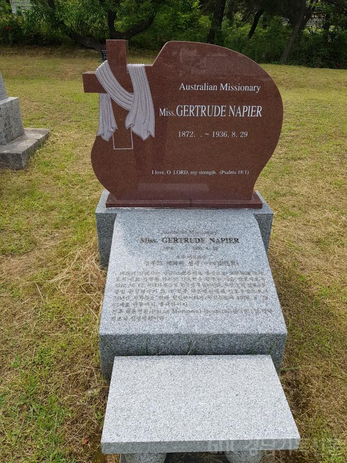 수정_네피어 선생 묘비.jpg