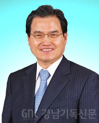 김성수 총장_사이즈 조정(배경).jpg